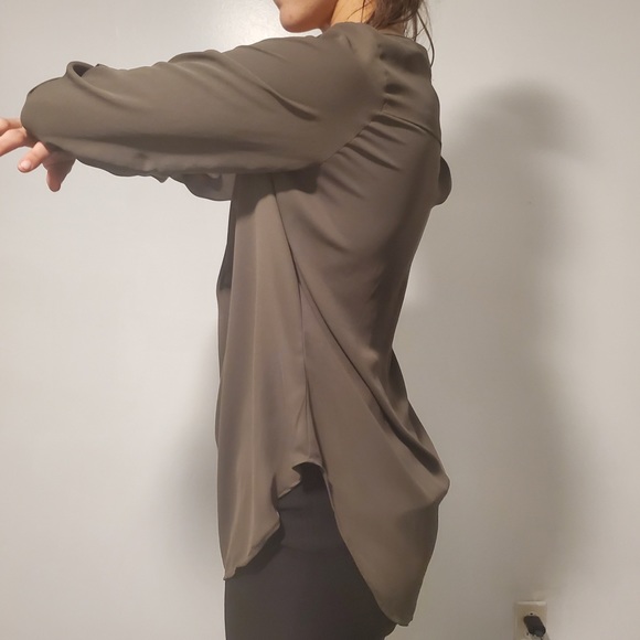 The same blouse over and over - Picture 5 of 7